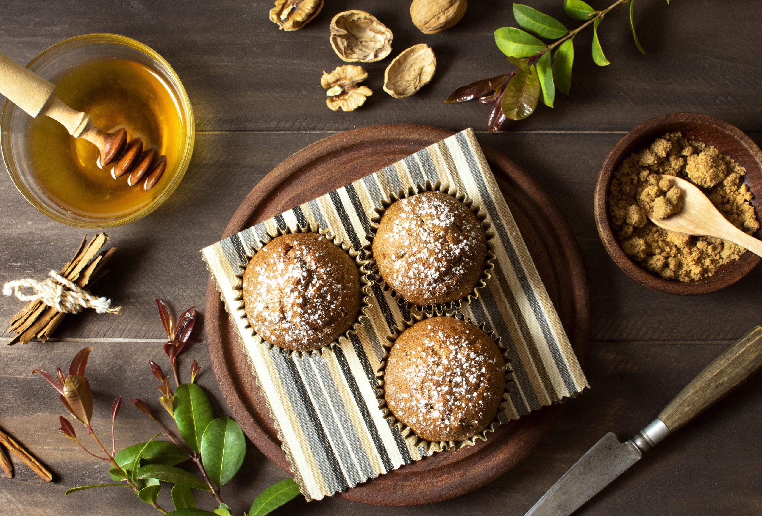 Sélection de pâtisseries artisanales, incluant tartes, entremets et petites douceurs. Mise en avant du savoir-faire artisanal Sidra.