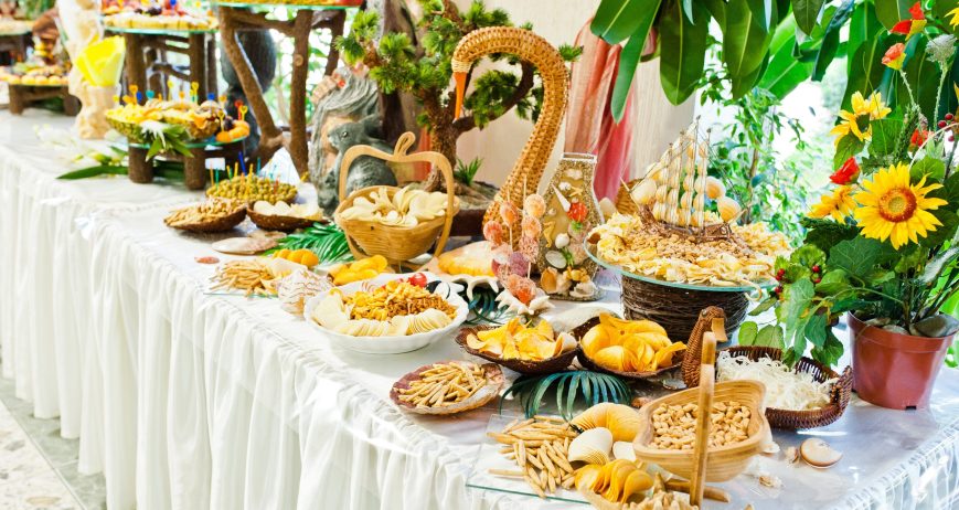 Réalisation d’un buffet haut de gamme comprenant des assortiments salés, des mini-plats maison et des pâtisseries artisanales. Mise en scène élégante inspirée des traditions orientales.