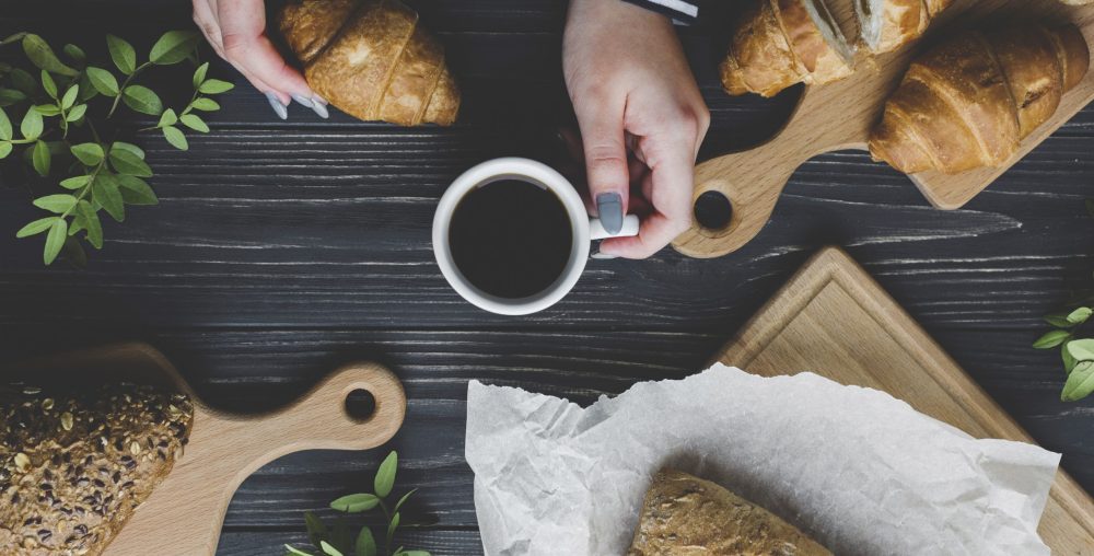 Présentation des viennoiseries et pains façonnés chaque matin : croissants, pains au chocolat, pains traditionnels et créations originales.