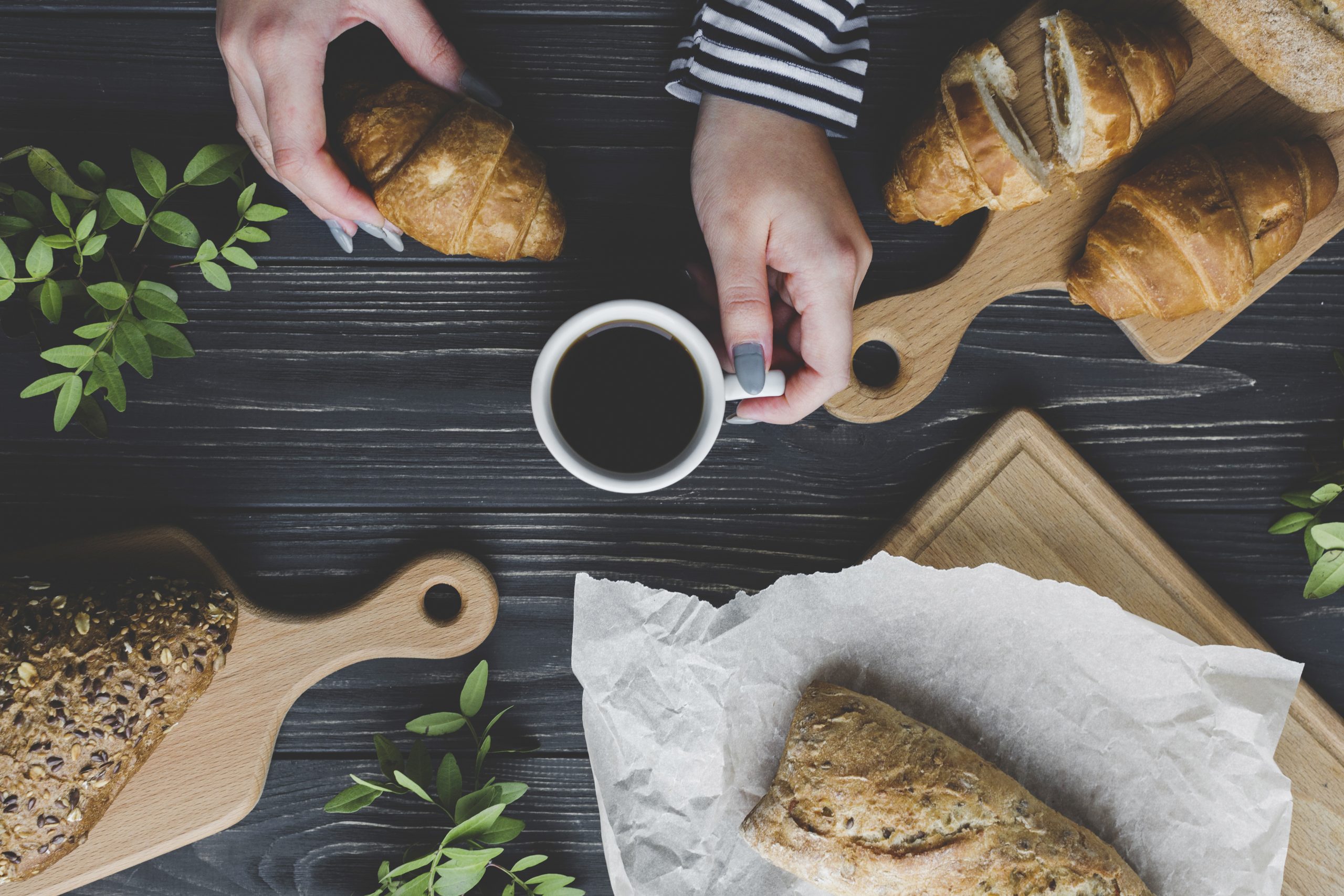 Présentation des viennoiseries et pains façonnés chaque matin : croissants, pains au chocolat, pains traditionnels et créations originales.