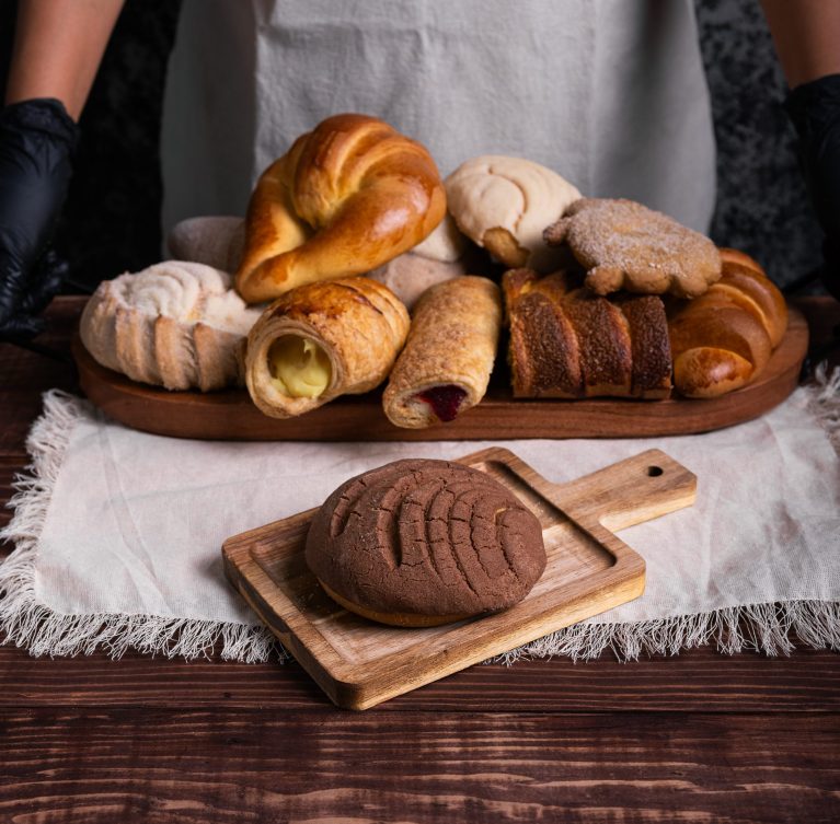 Service de création artisanale : Confection de pâtisseries maison Production de boulangerie (pains, viennoiseries…)