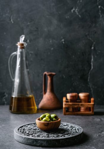 L’huile d’olive Sidra est issue d’une sélection rigoureuse d’olives récoltées à parfaite maturité puis pressées à froid afin de préserver toute leur richesse aromatique. Grâce à un savoir-faire authentique et un contrôle qualité minutieux, nous offrons une huile extra vierge d’une pureté exceptionnelle, équilibrée, parfumée et naturellement riche en bienfaits.