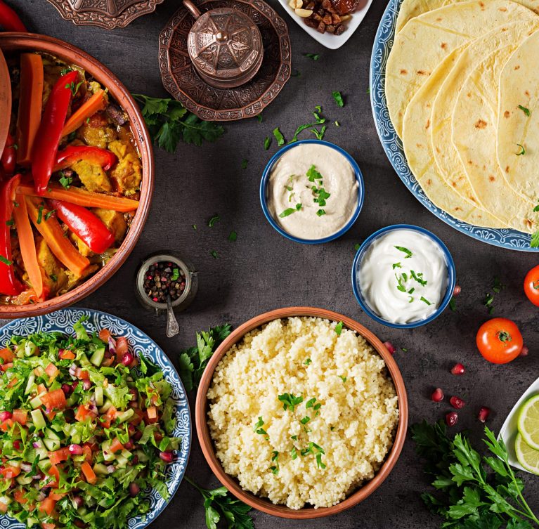 Service de cuisine traditionnelle : Plats maison du jour Couscous Chakchouka Possibilité de manger sur place