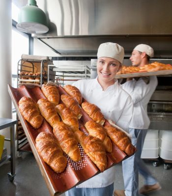 Service de création artisanale : Confection de pâtisseries maison Production de boulangerie (pains, viennoiseries…)